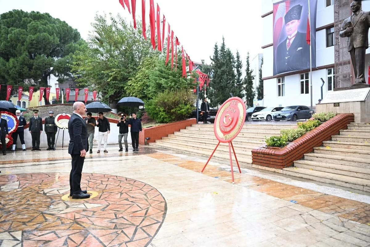 Aydın'da Cumhuriyet Bayramı'nın 103. yılı çelenk sunumuyla kutlandı