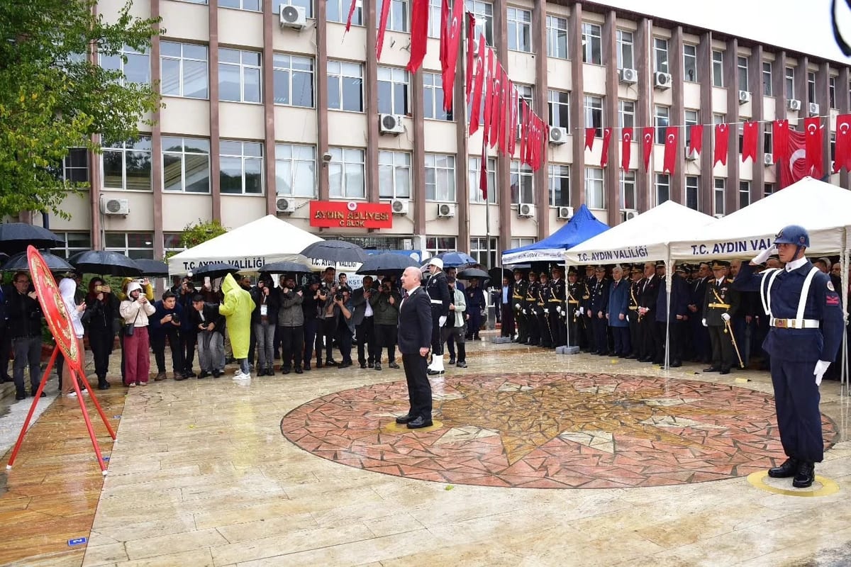 Aydın'da Cumhuriyet Bayramı'nın 103. yılı çelenk sunumuyla kutlandı