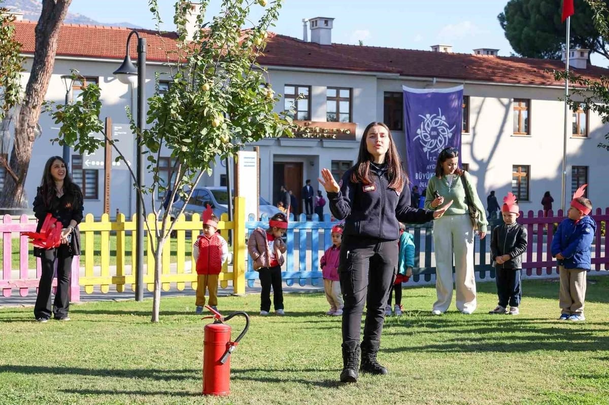 Aydın’da itfaiye ekipleri, çocuklara yangın ve acil durum eğitimi verdi