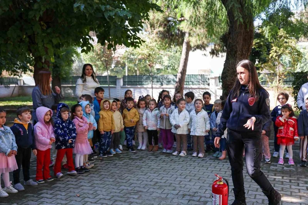 Aydın’da itfaiye ekipleri, çocuklara yangın ve acil durum eğitimi verdi