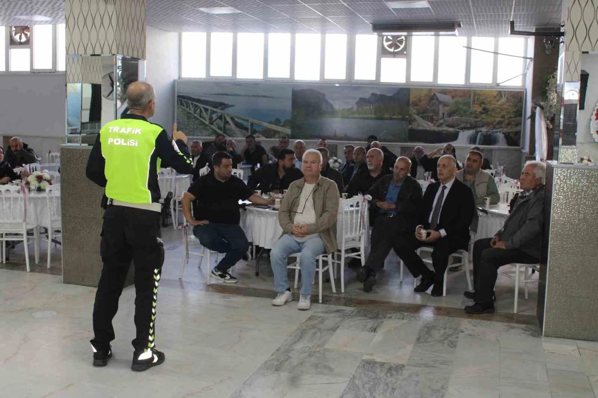 Aydın'da okul servis şoförleri ve rehberlere trafik eğitimi verildi