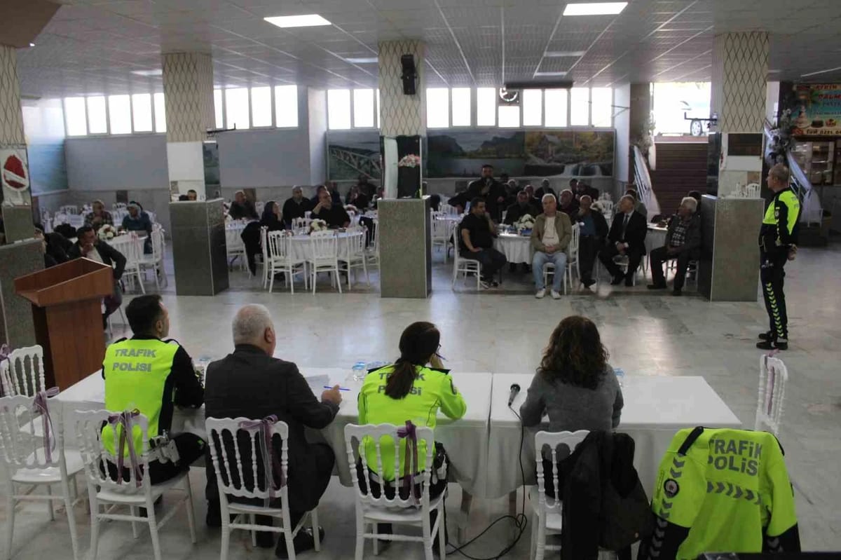Aydın'da okul servis şoförleri ve rehberlere trafik eğitimi verildi