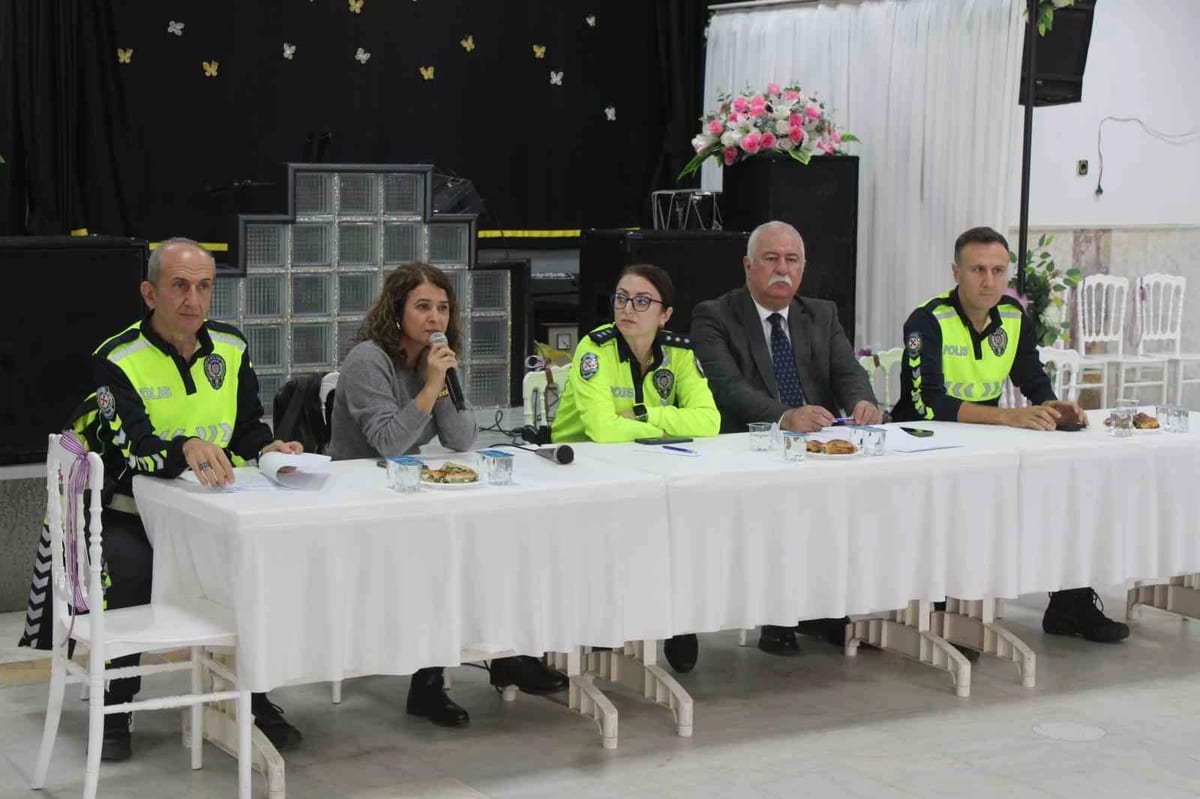 Aydın'da okul servis şoförleri ve rehberlere trafik eğitimi verildi