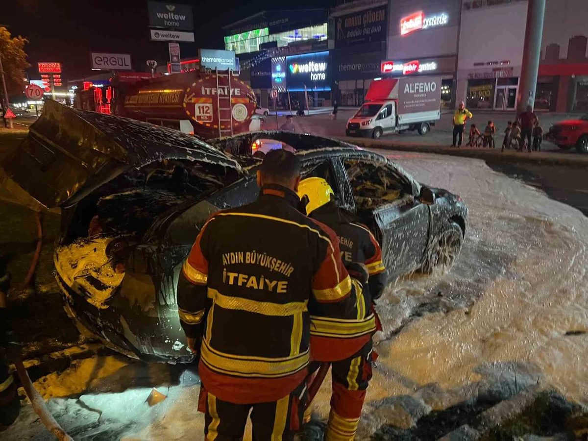 Aydın'da tırla çarpışan Tesla alev aldı; itfaiye özel battaniyeyle söndürdü