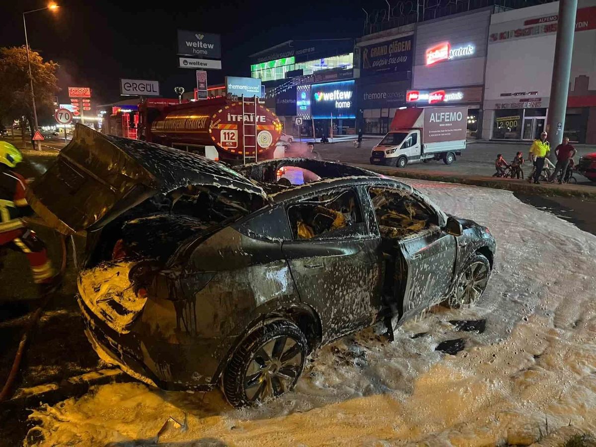 Aydın'da tırla çarpışan Tesla alev aldı; itfaiye özel battaniyeyle söndürdü