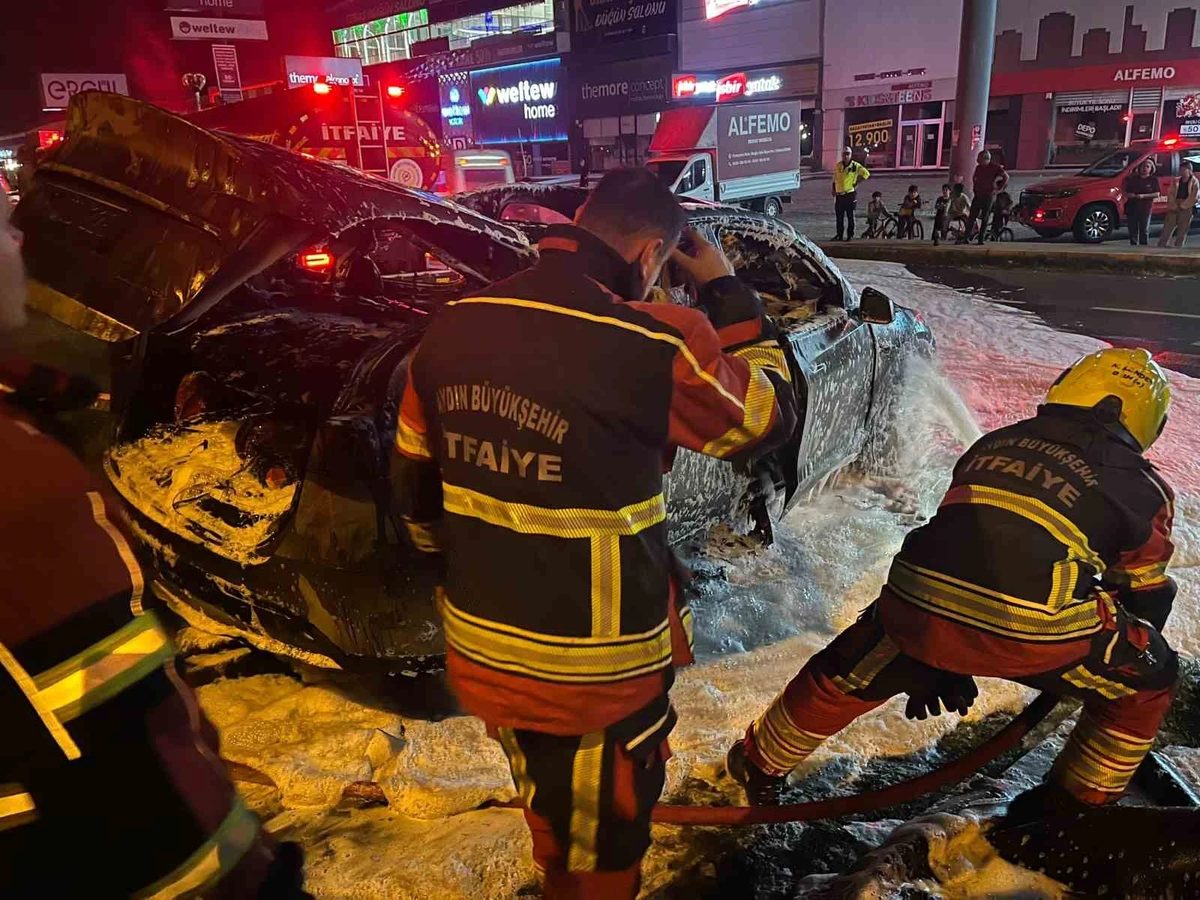 Aydın'da tırla çarpışan Tesla alev aldı; itfaiye özel battaniyeyle söndürdü