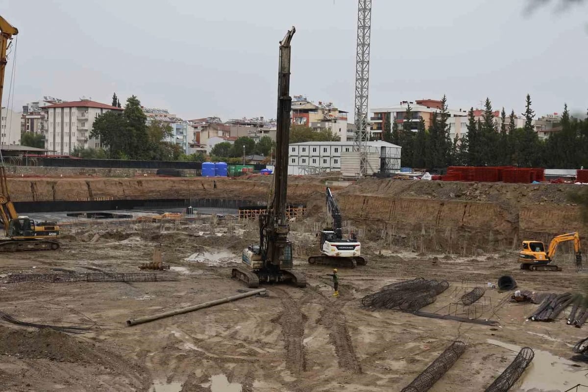 Aydın’da yeni adalet sarayı inşaatında kazıklar çakıldı