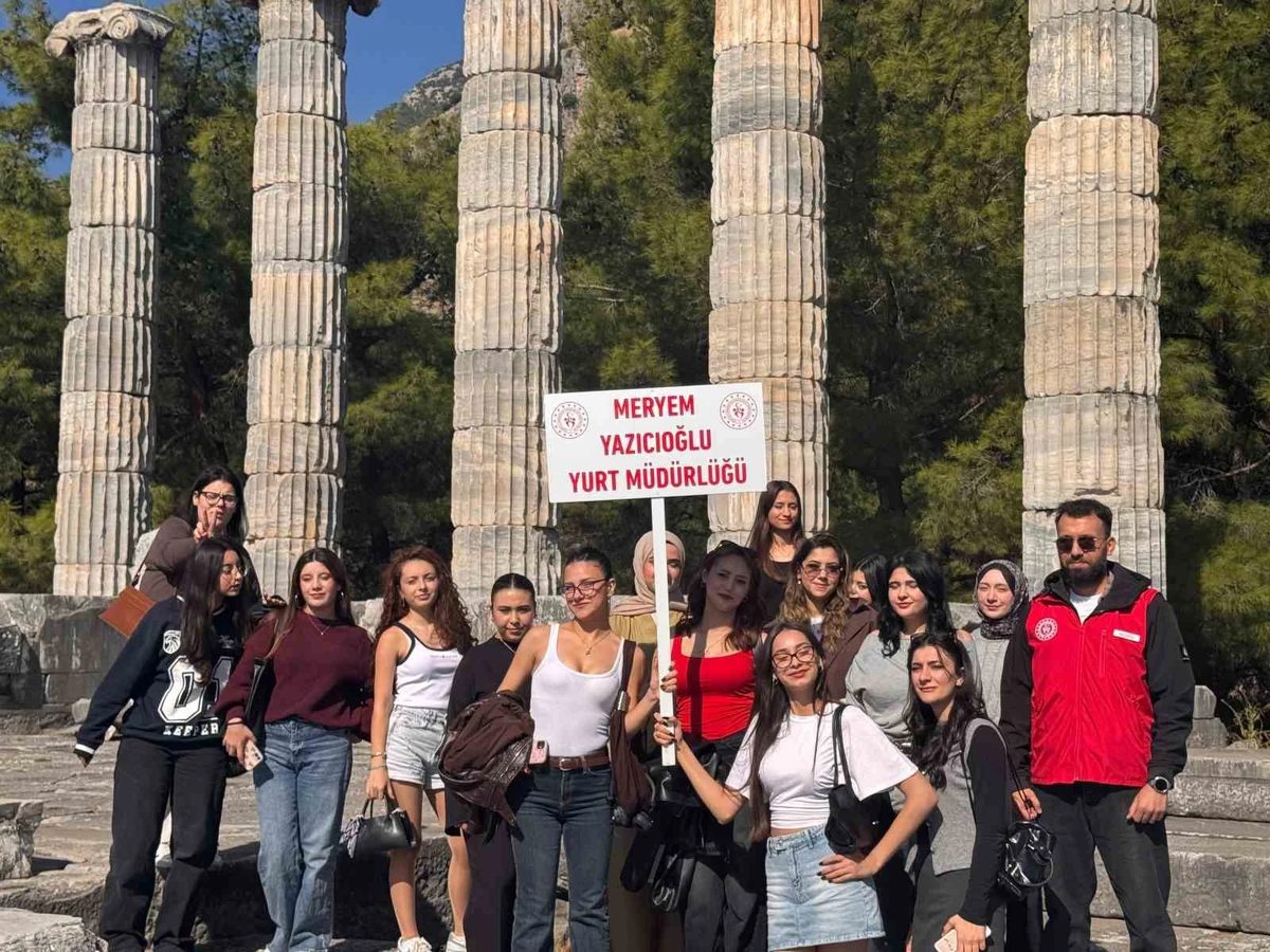 Aydın'da yeni kayıtlı üniversite öğrencileri Priene ve Karina'yı gezdi