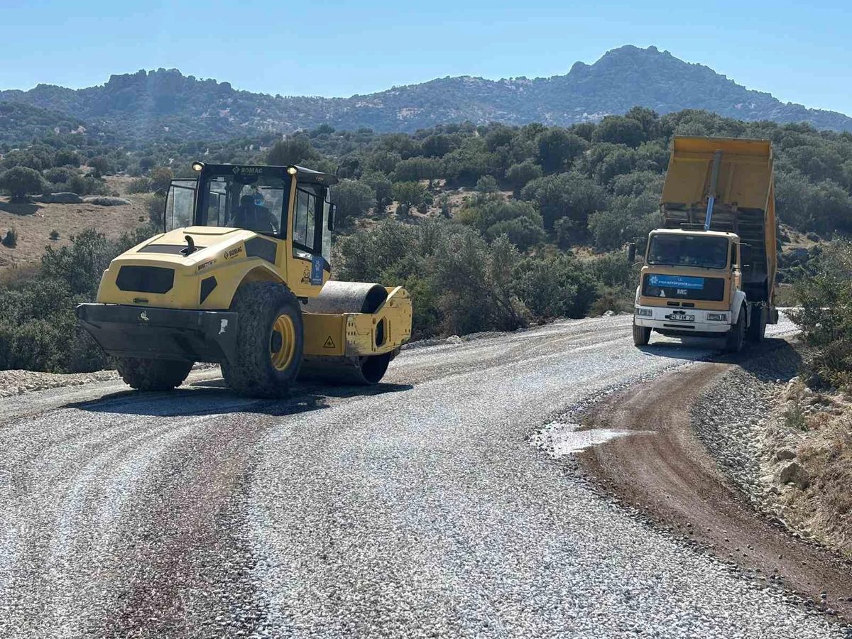 Aydın’ın 17 ilçesinde yol çalışmaları eş zamanlı sürüyor