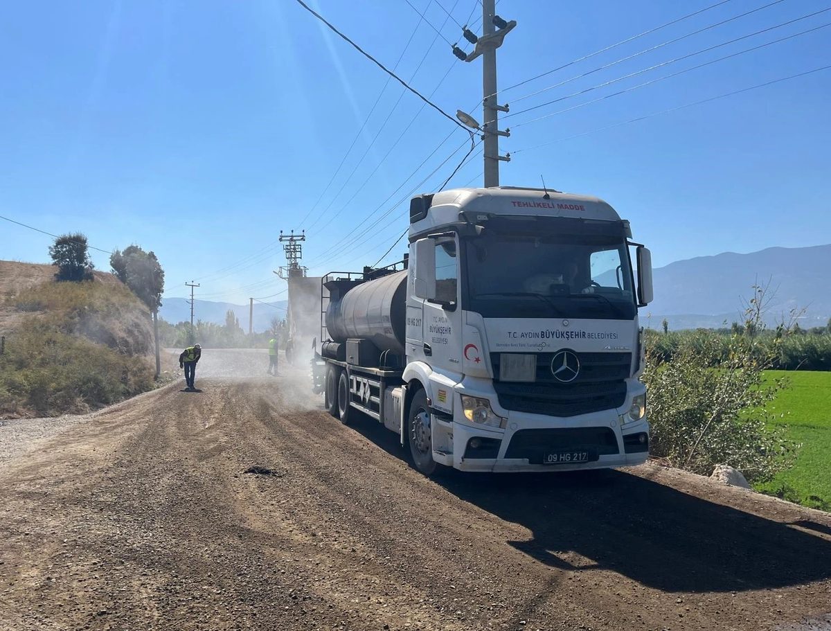 Aydın’ın 17 ilçesinde yol çalışmaları eş zamanlı sürüyor