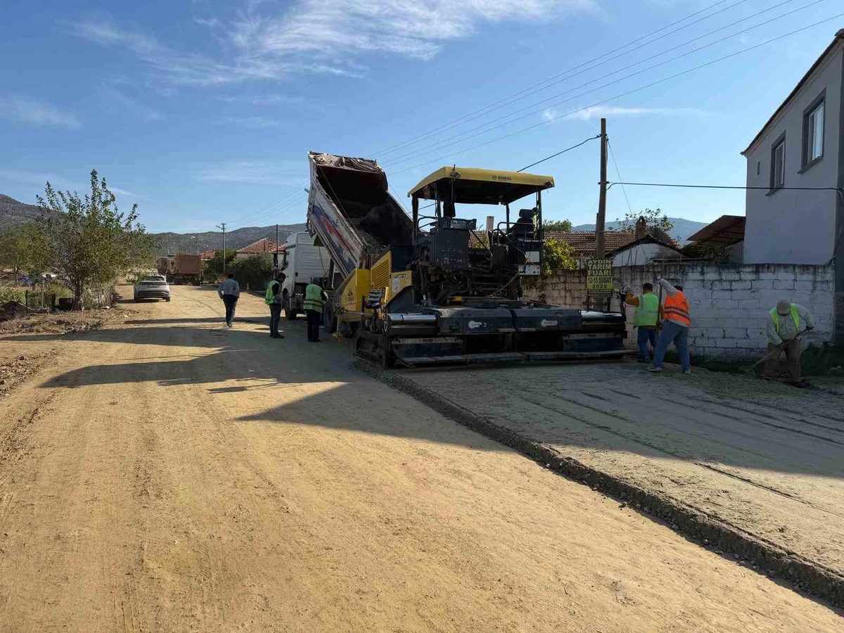 Aydın’ın 17 ilçesinde yollar için eş zamanlı çalışma
