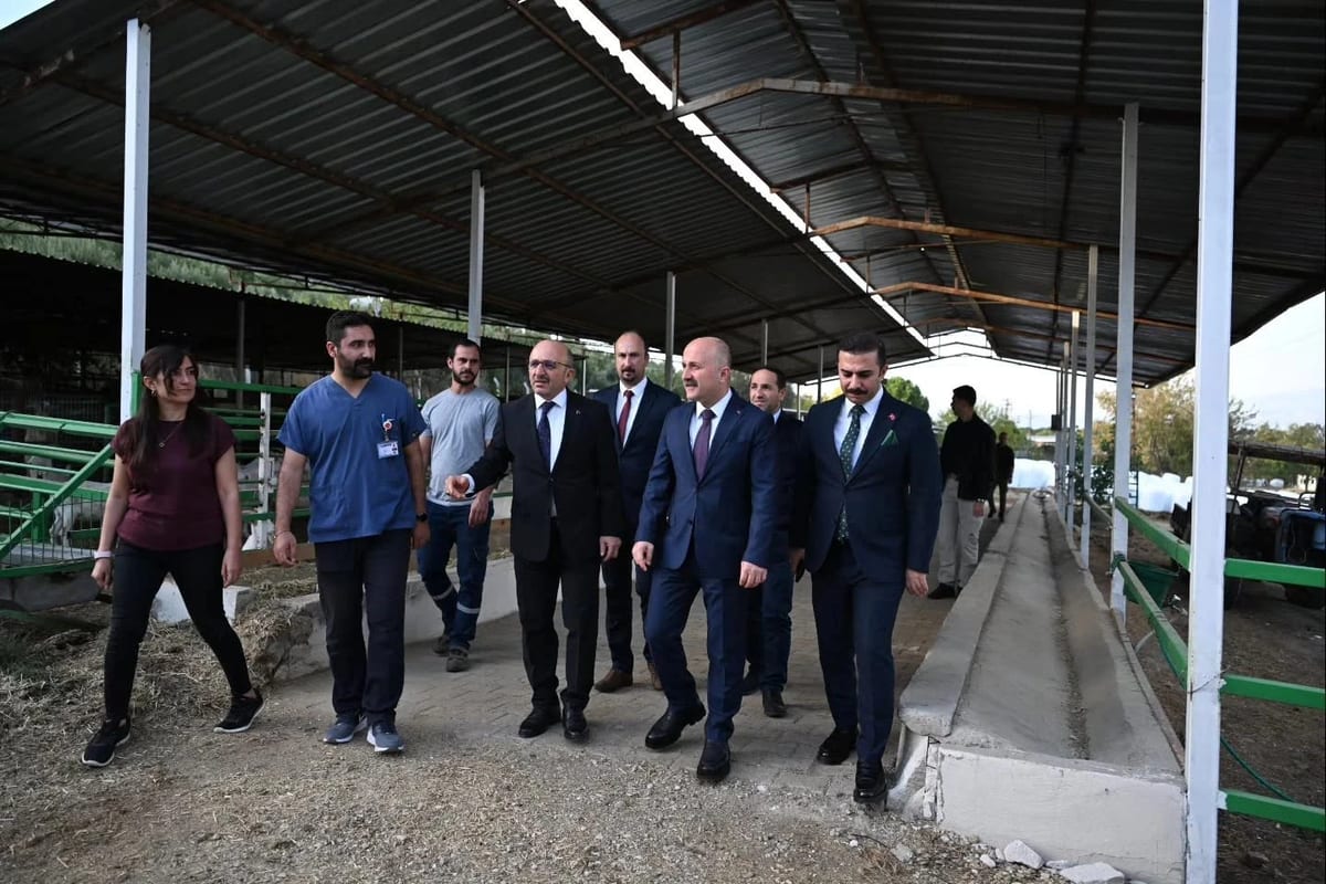 Aydın Valisi Varol, ADÜ Ziraat Fakültesi’nin uygulama alanlarını inceledi