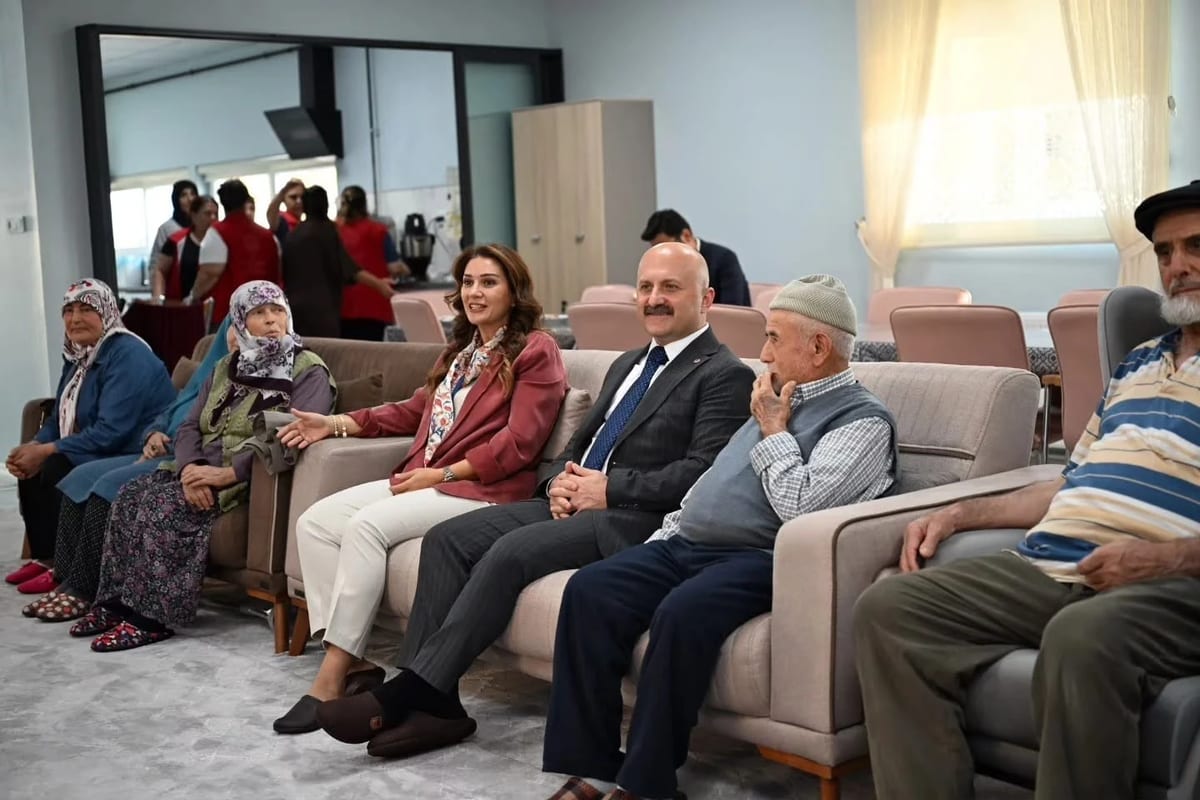 Aydın Valisi Varol, yaşlı çınarların gönlünü aldı