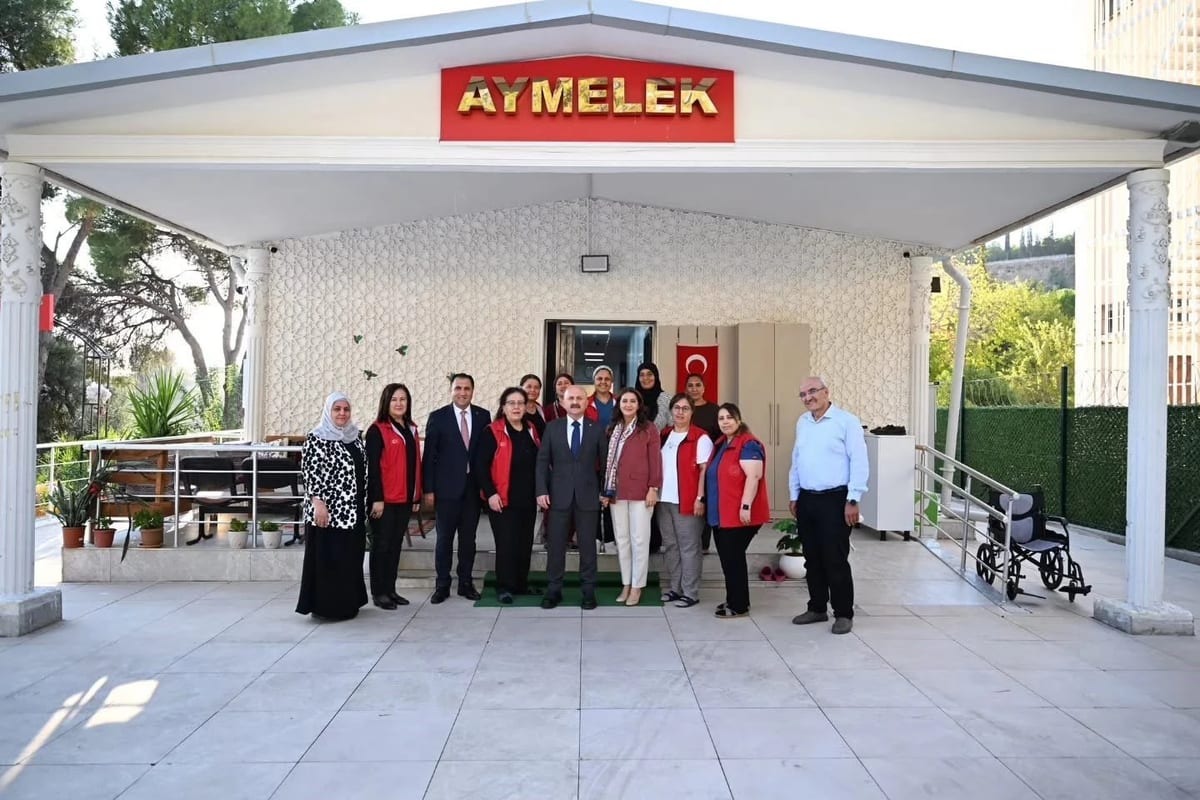 Aydın Valisi Varol, yaşlı çınarların gönlünü aldı