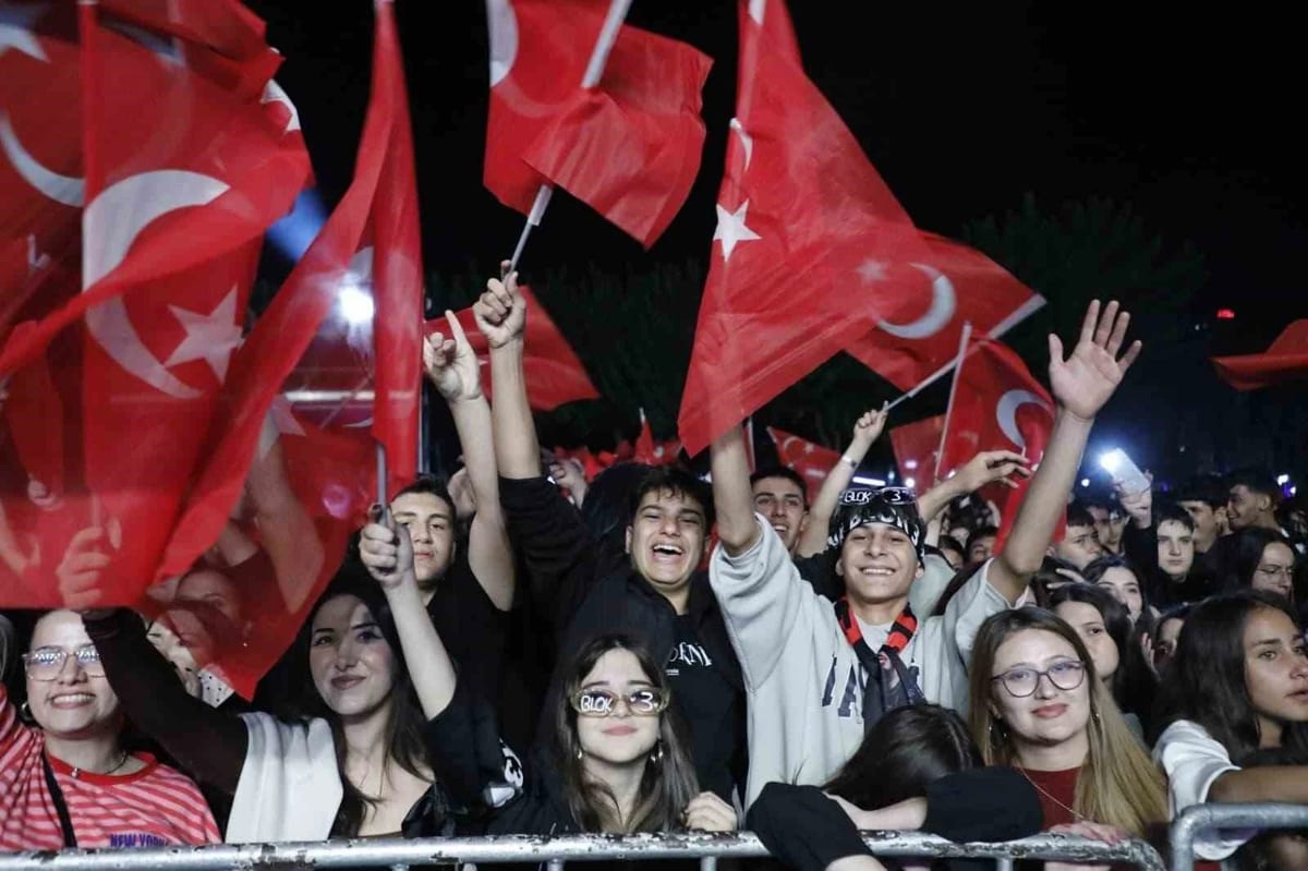 Aydınfest Gençlik Festivali başladı, binlerce kişi Aydın Tekstil Park'ta