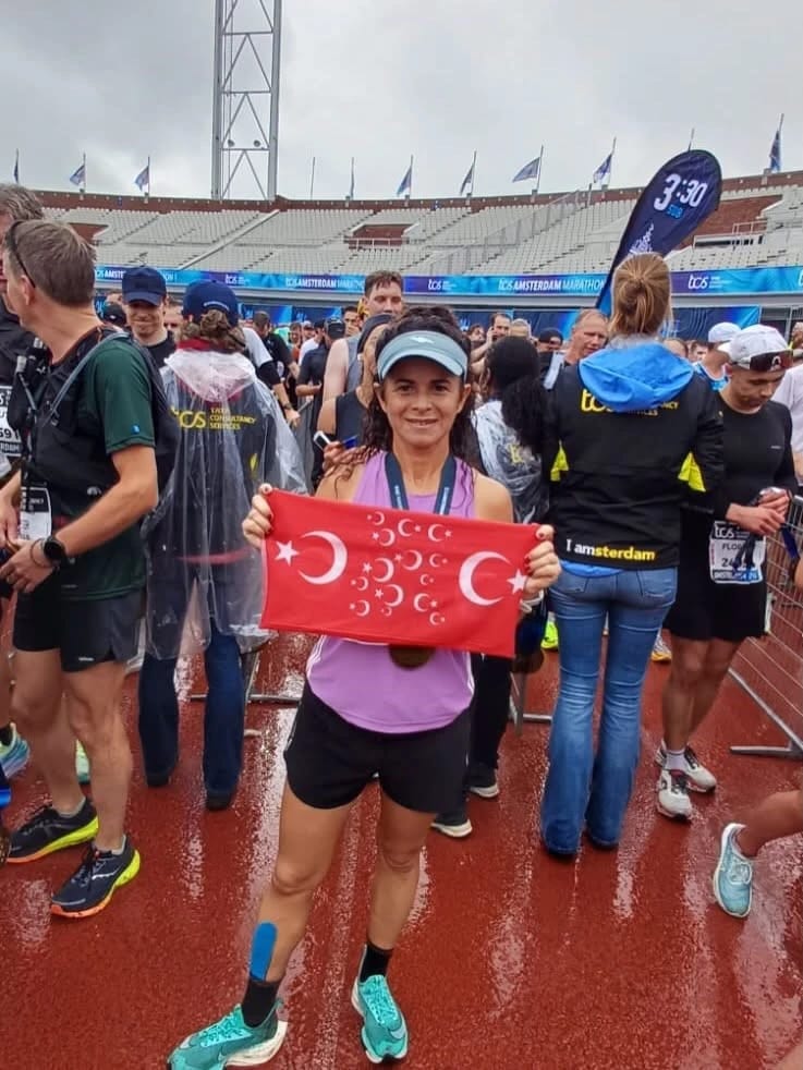 Aydınlı öğretmen Eylem Bezen, Amsterdam Maratonu'nu kişisel rekorla bitirdi