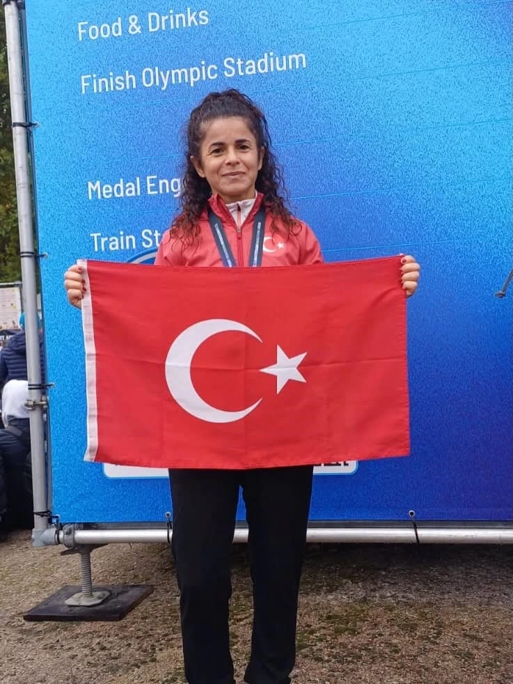 Aydınlı öğretmen Eylem Bezen, Amsterdam Maratonu'nu kişisel rekorla bitirdi