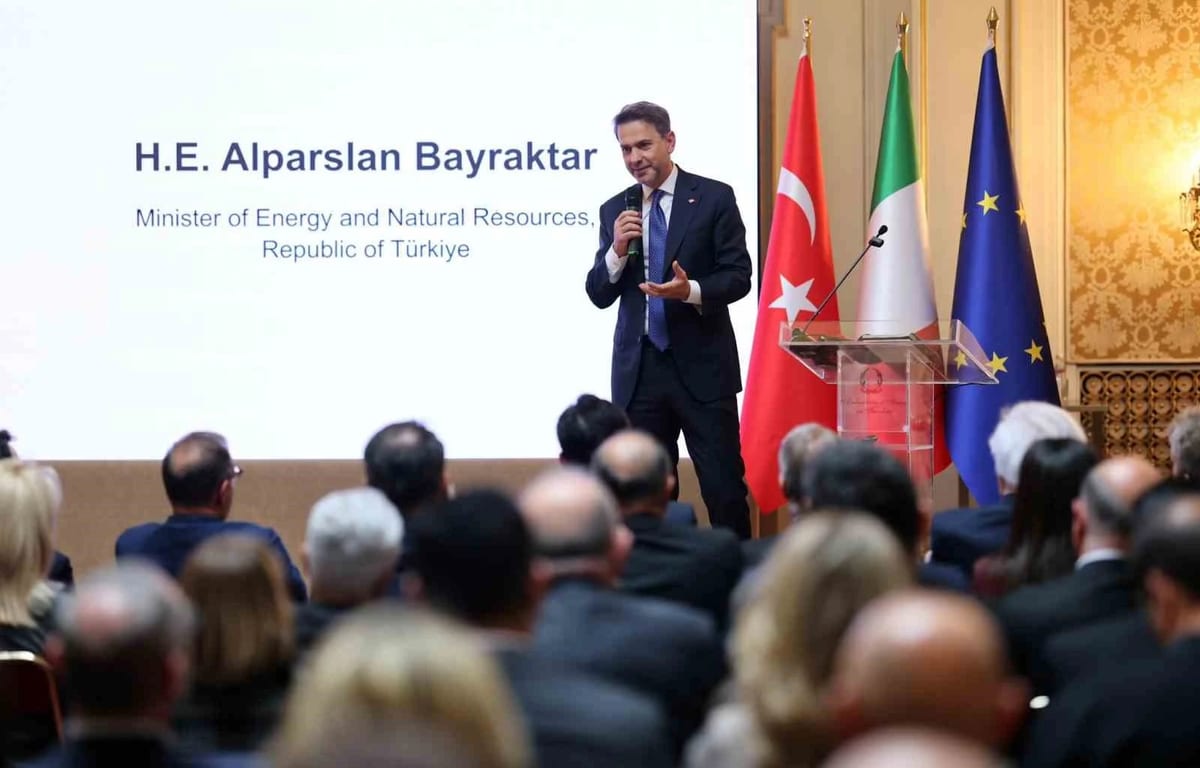 Bakan Bayraktar: "Türkiye 2053 yılında karbon nötr bir ekonomi olacak"