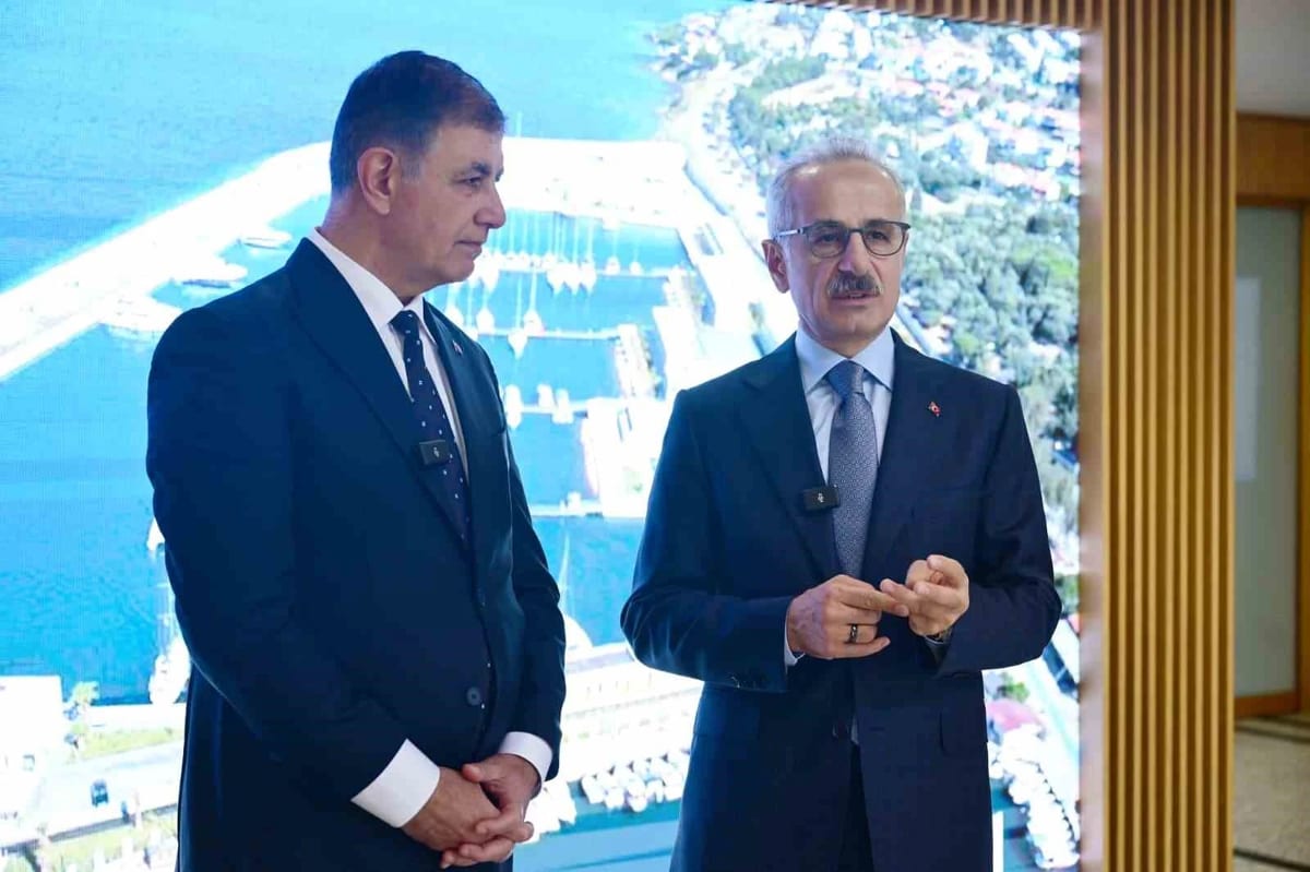 Bakan Uraloğlu, İzmir Büyükşehir Belediye Başkanı Tugay ile görüştü
