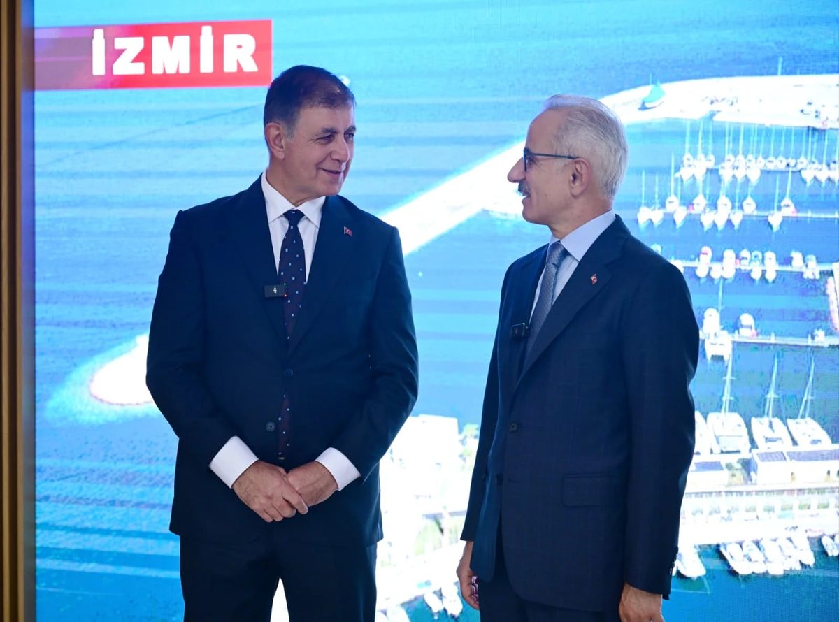 Bakan Uraloğlu, İzmir Büyükşehir Belediye Başkanı Tugay ile görüştü