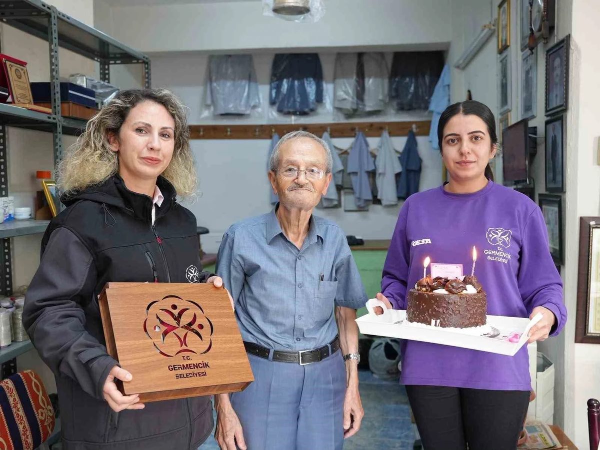 Başkan Burak Zencirci, 67 yıllık terzi İsmail Gülcan'ın doğum gününü kutladı