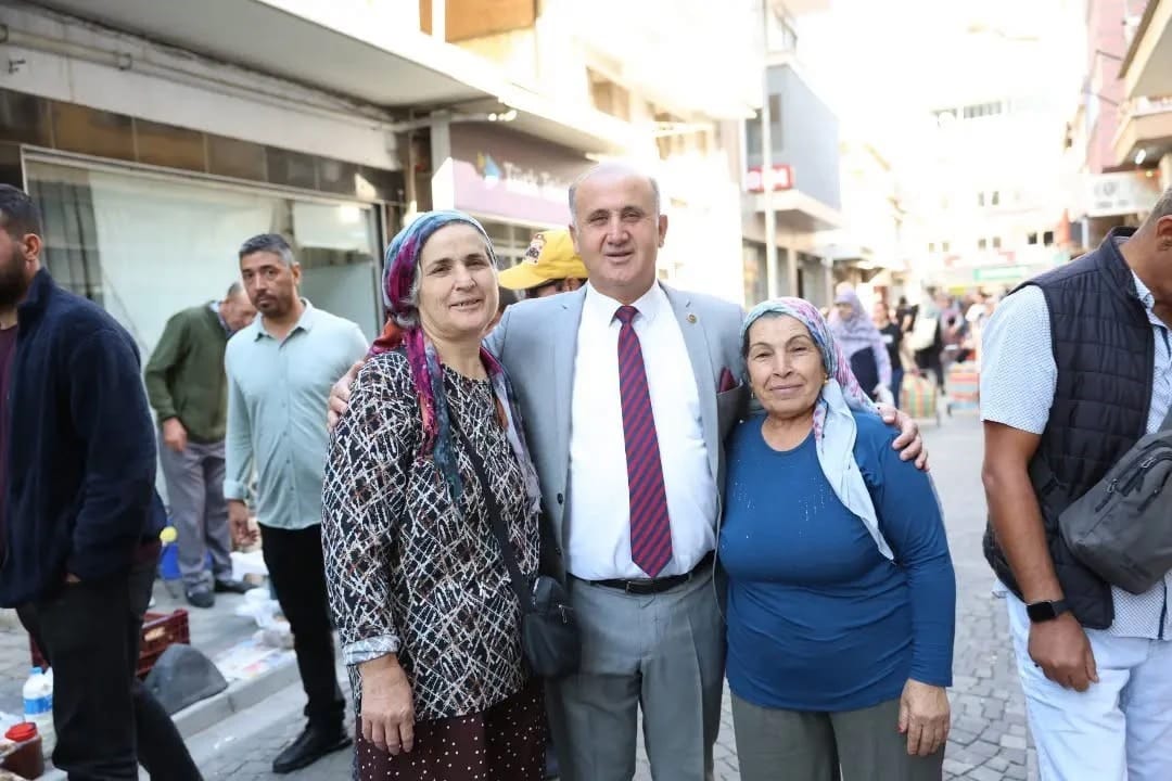 Başkan Kaya, İncirliova Köylü Pazarı’nda esnaf ve vatandaşlarla buluştu