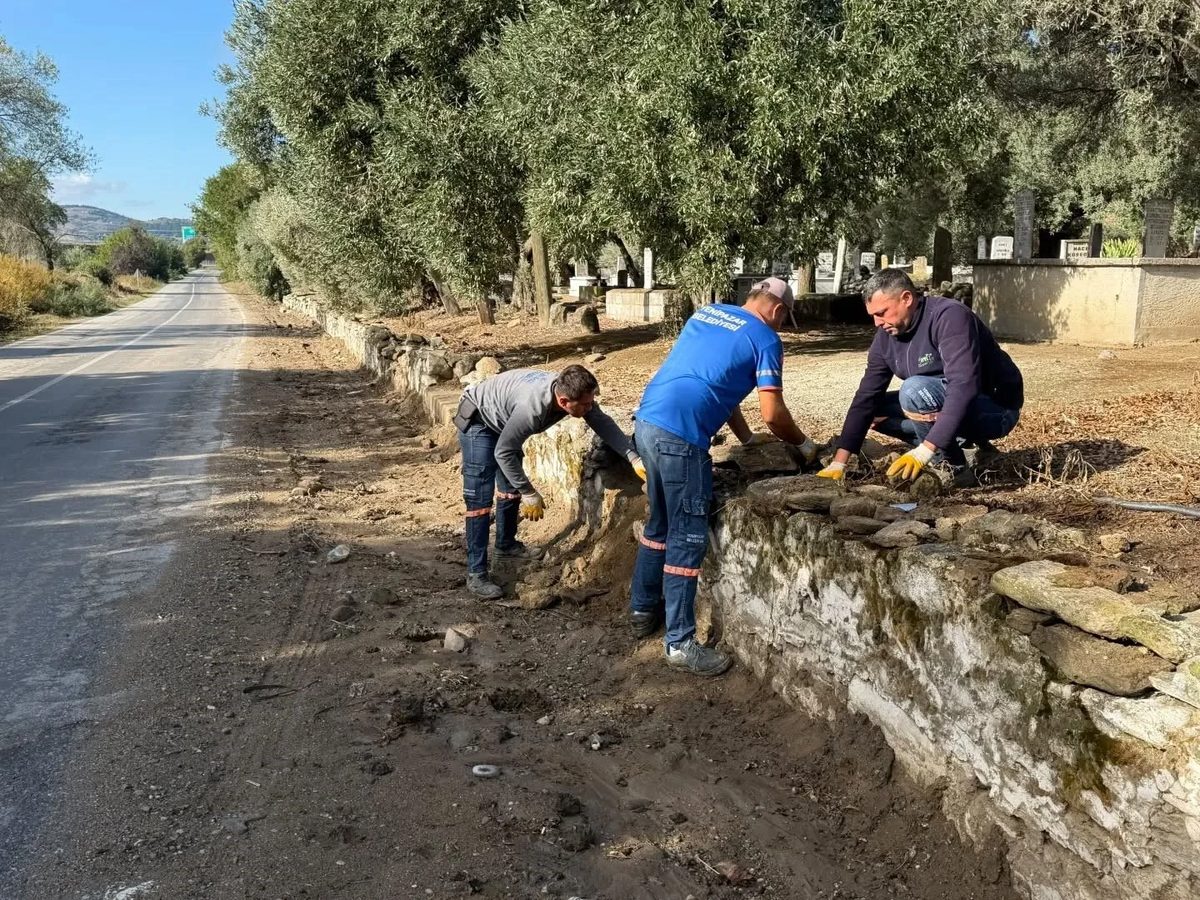 Başkan Malik Ercan mezarlık duvarlarında bakım ve onarım çalışmalarını inceledi