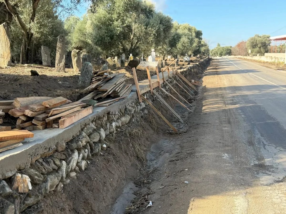 Başkan Malik Ercan mezarlık duvarlarında bakım ve onarım çalışmalarını inceledi