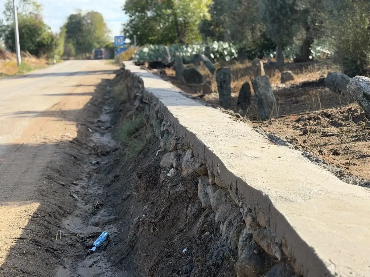 Başkan Malik Ercan mezarlık duvarlarında bakım ve onarım çalışmalarını inceledi