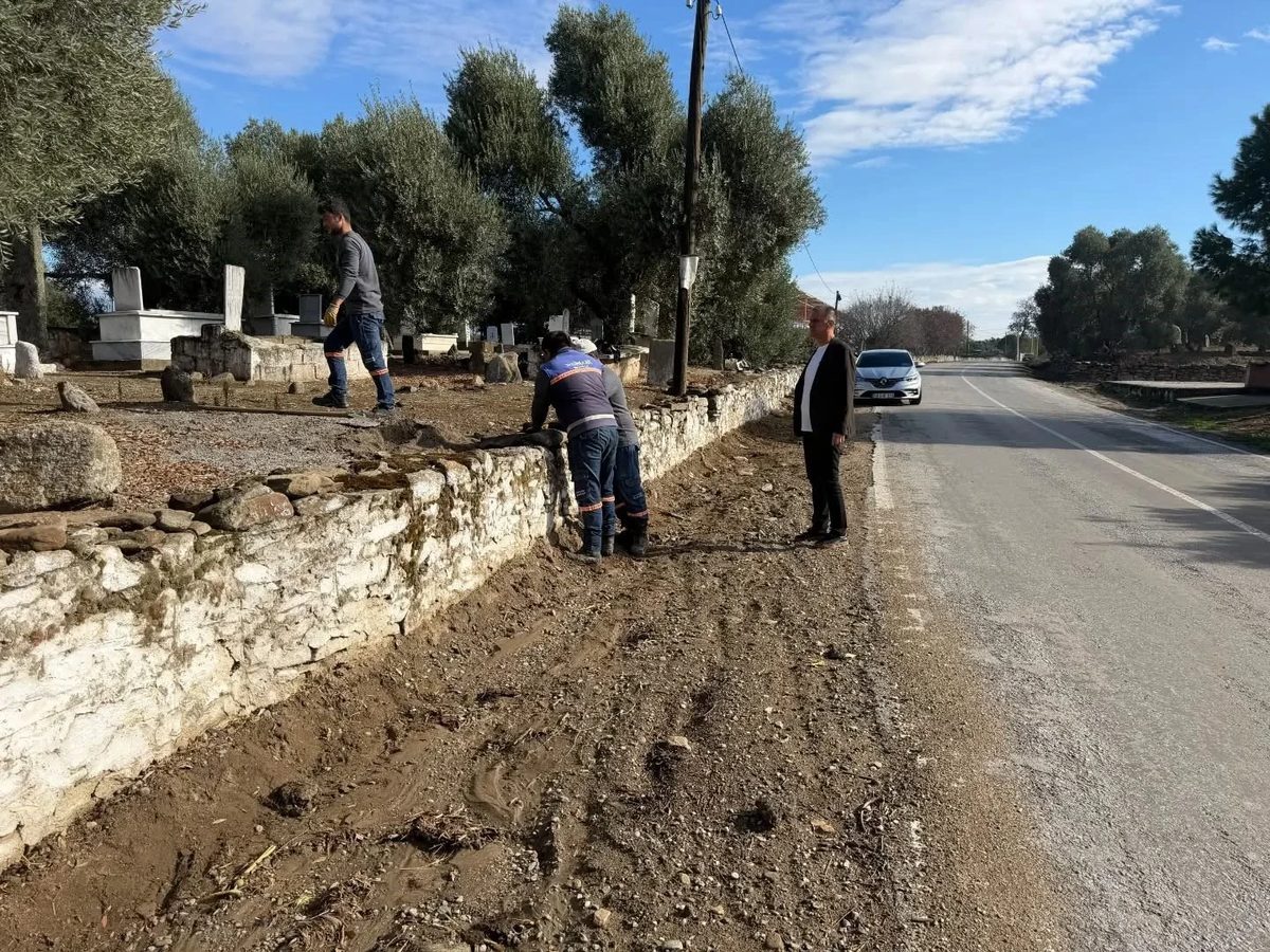 Başkan Malik Ercan mezarlık duvarlarında bakım ve onarım çalışmalarını inceledi