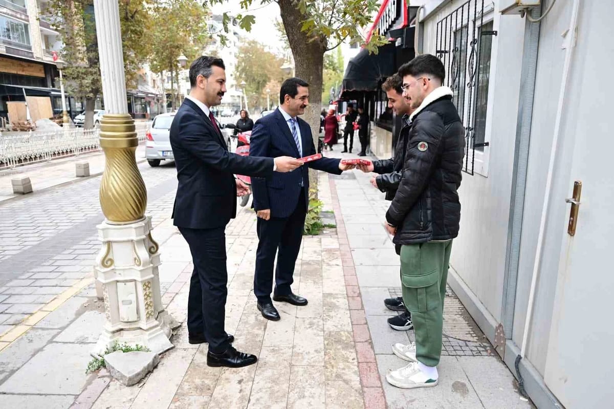 Başkan Taşkın’dan vatandaşlara Türk bayrağı hediyesi