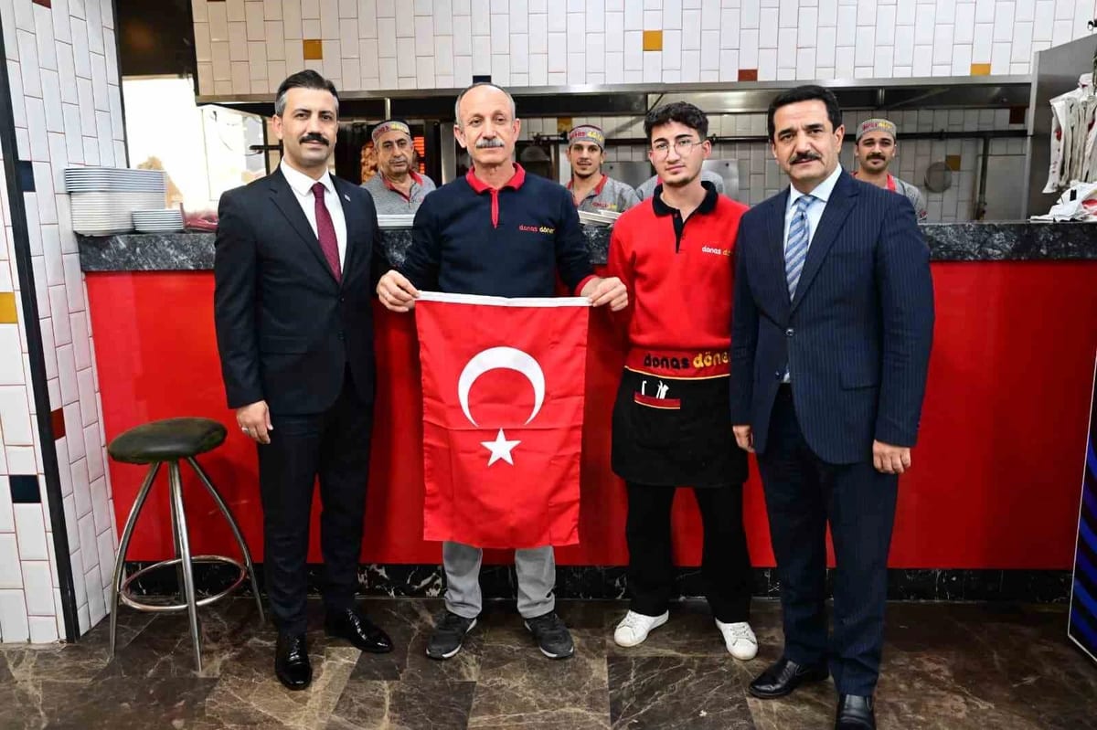 Başkan Taşkın’dan vatandaşlara Türk bayrağı hediyesi