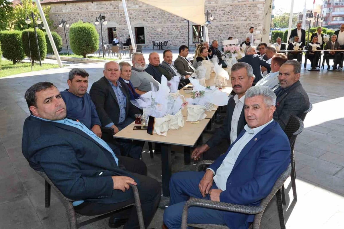 Başkan Tetik, yemekte muhtarlarla bir araya geldi