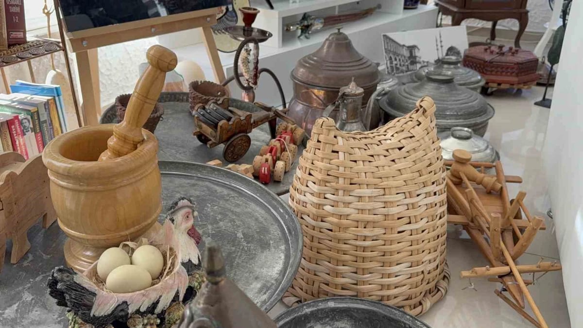 Başkanın makam odası antikacı dükkanını aratmıyor