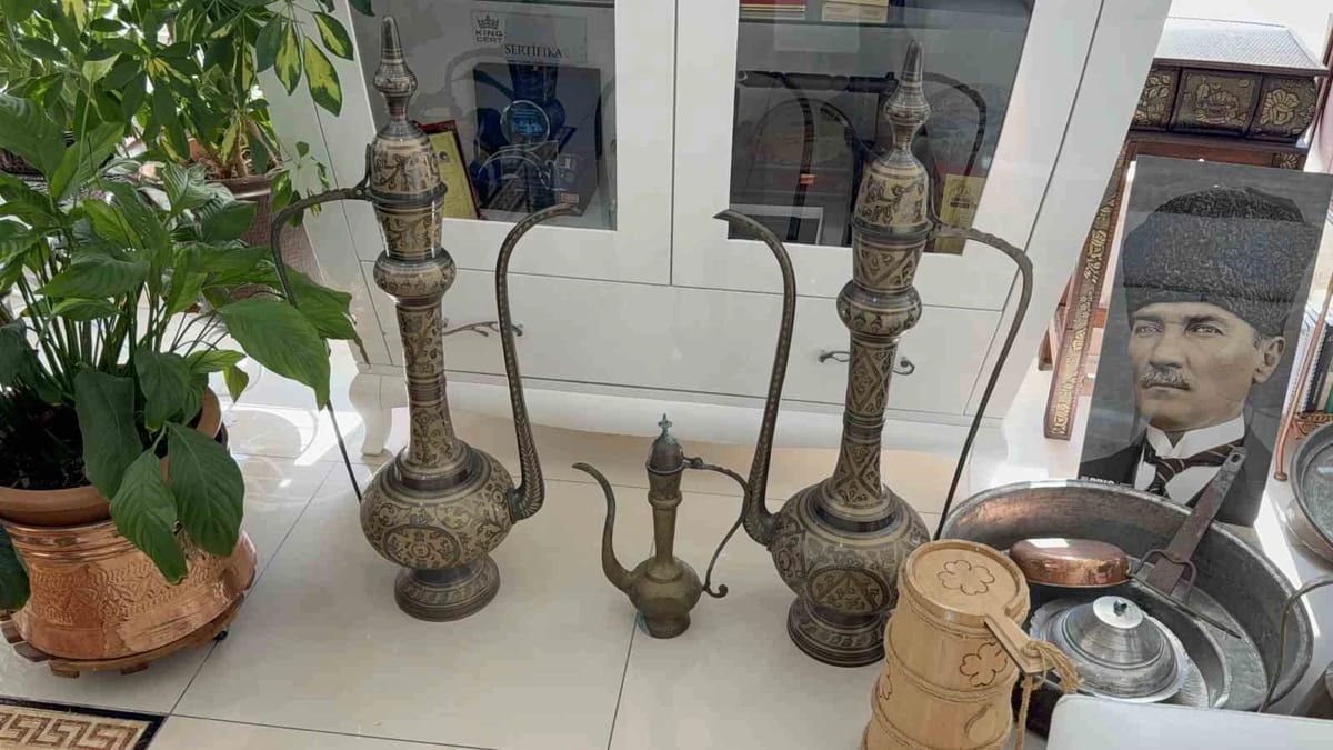 Başkanın makam odası antikacı dükkanını aratmıyor
