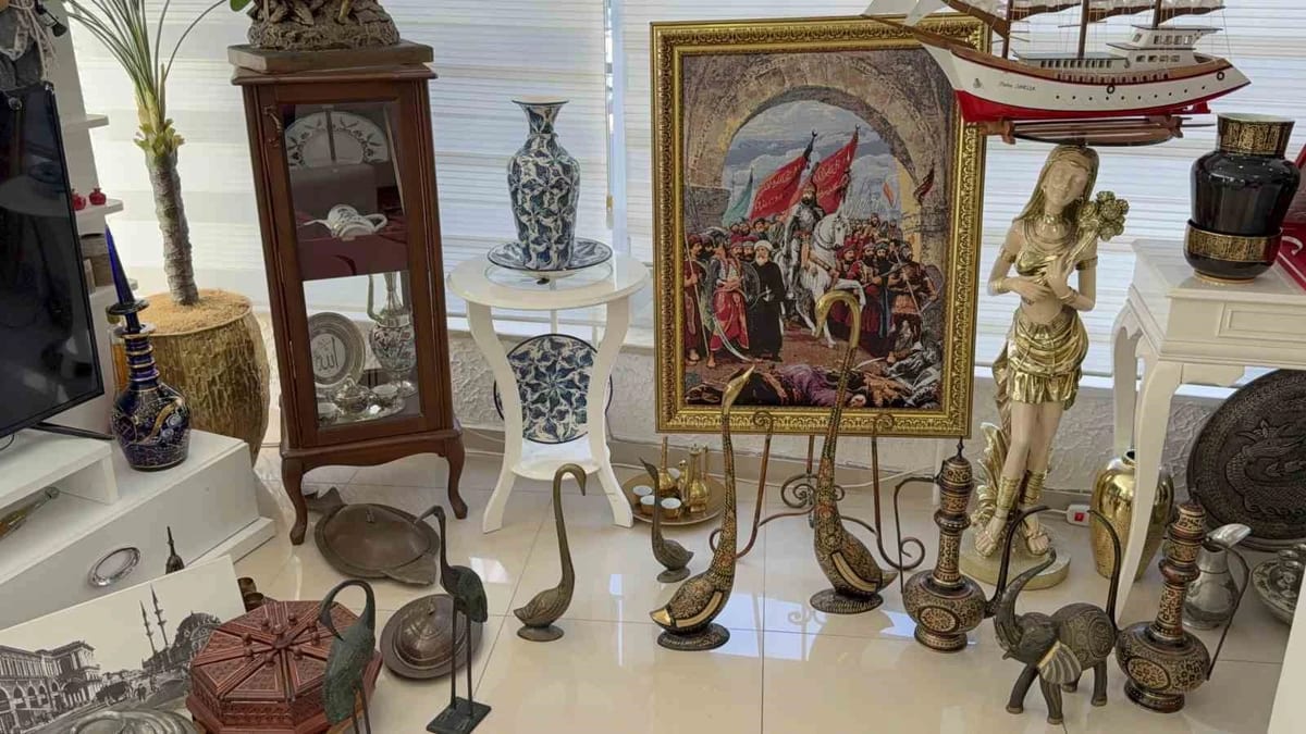 Başkanın makam odası antikacı dükkanını aratmıyor