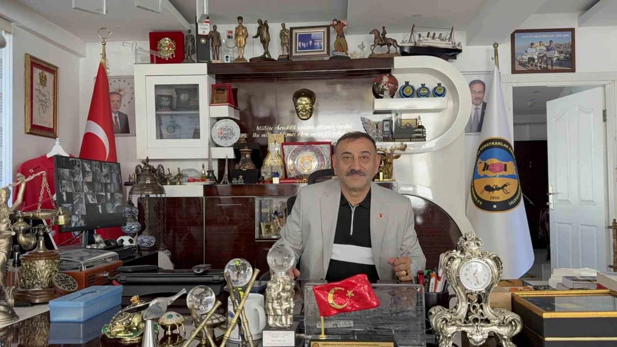 Başkanın makam odası antikacı dükkanını aratmıyor