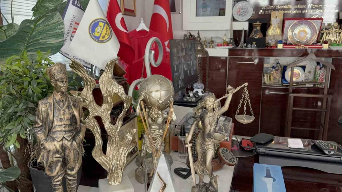 Başkanın makam odası antikacı dükkanını aratmıyor