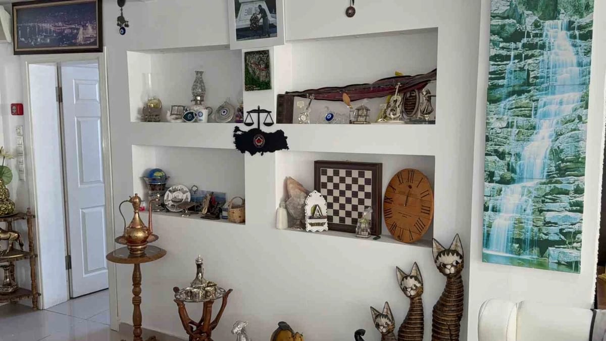 Başkanın makam odası antikacı dükkanını aratmıyor