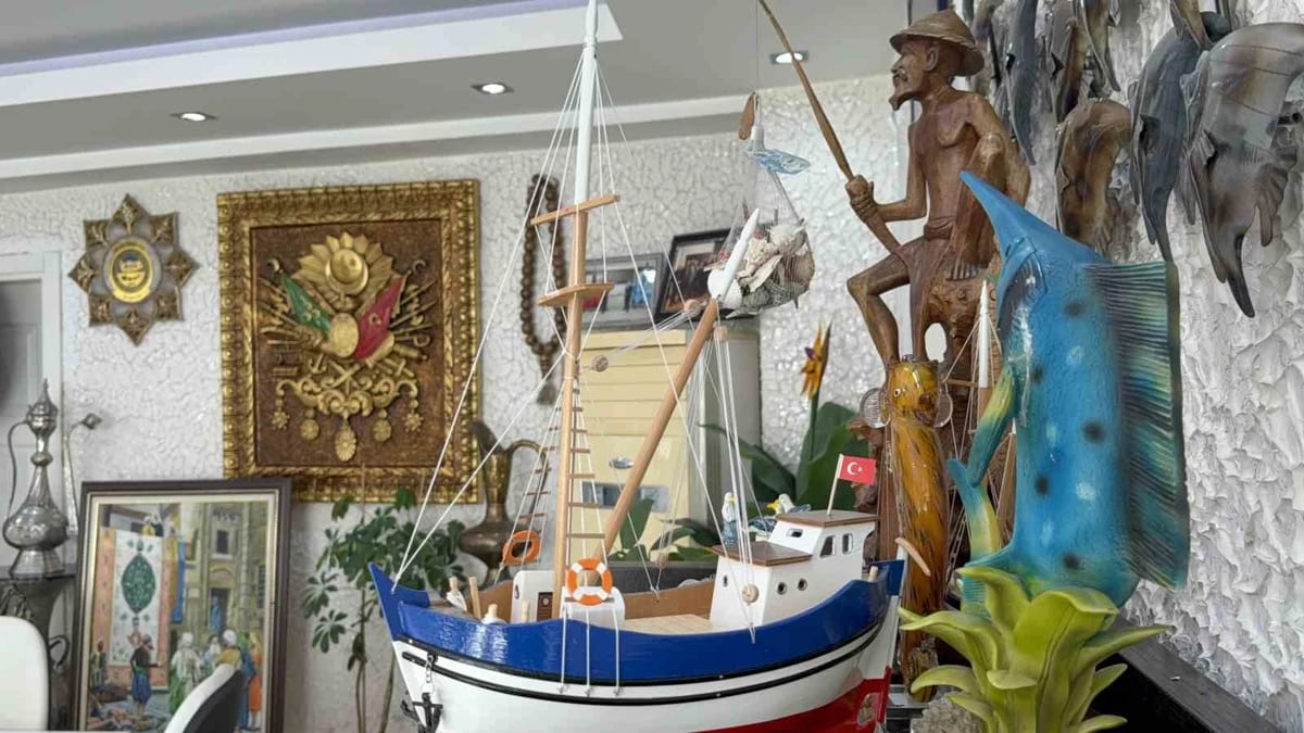 Başkanın makam odası antikacı dükkanını aratmıyor