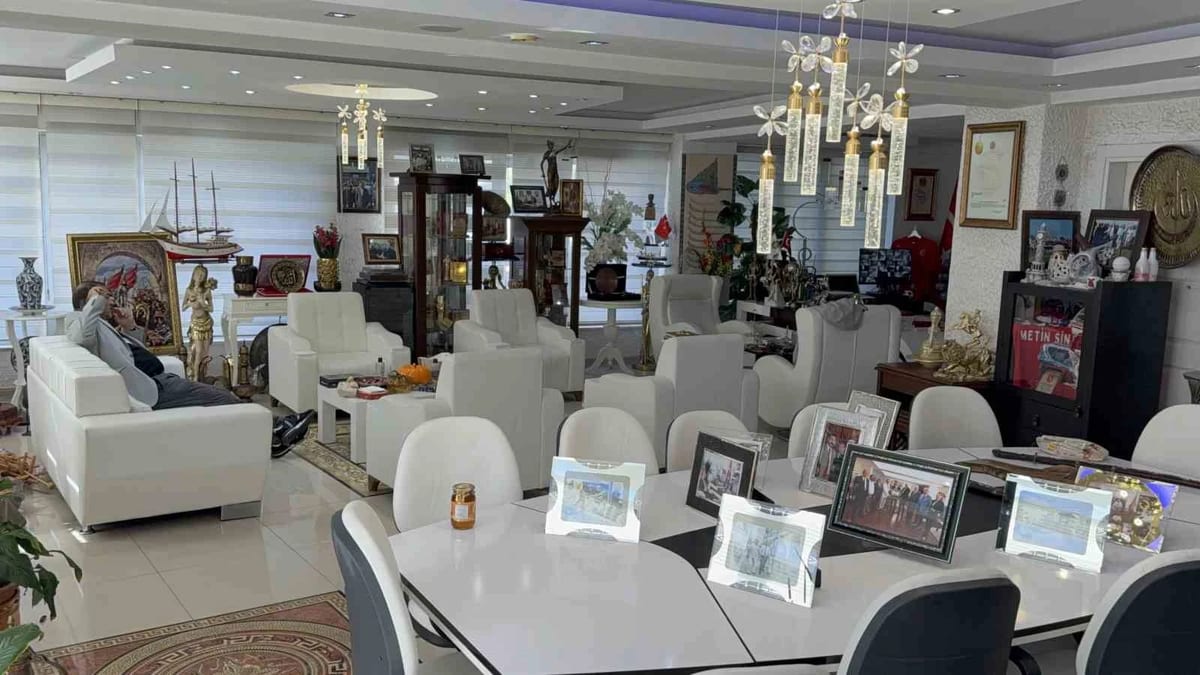 Başkanın makam odası antikacı dükkanını aratmıyor