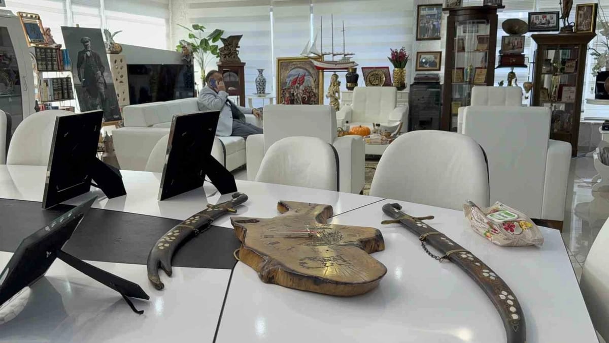 Başkanın makam odası antikacı dükkanını aratmıyor