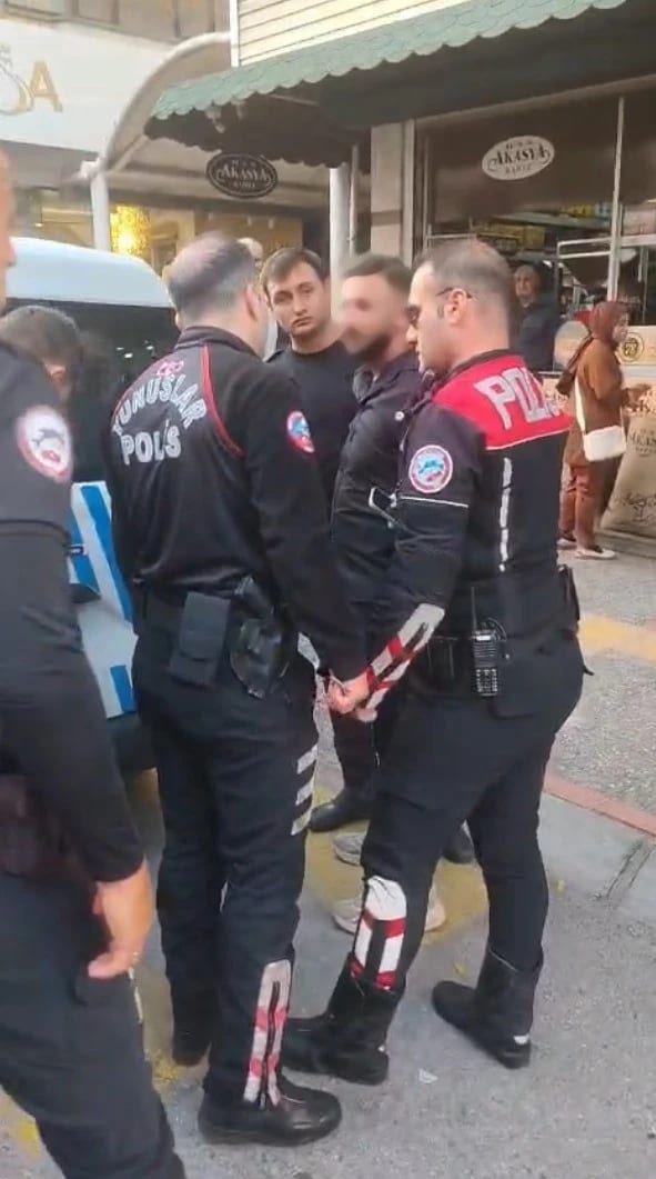 Boşandığı eşinin babasının iş yerinde silah çekti, polis gözaltına aldı