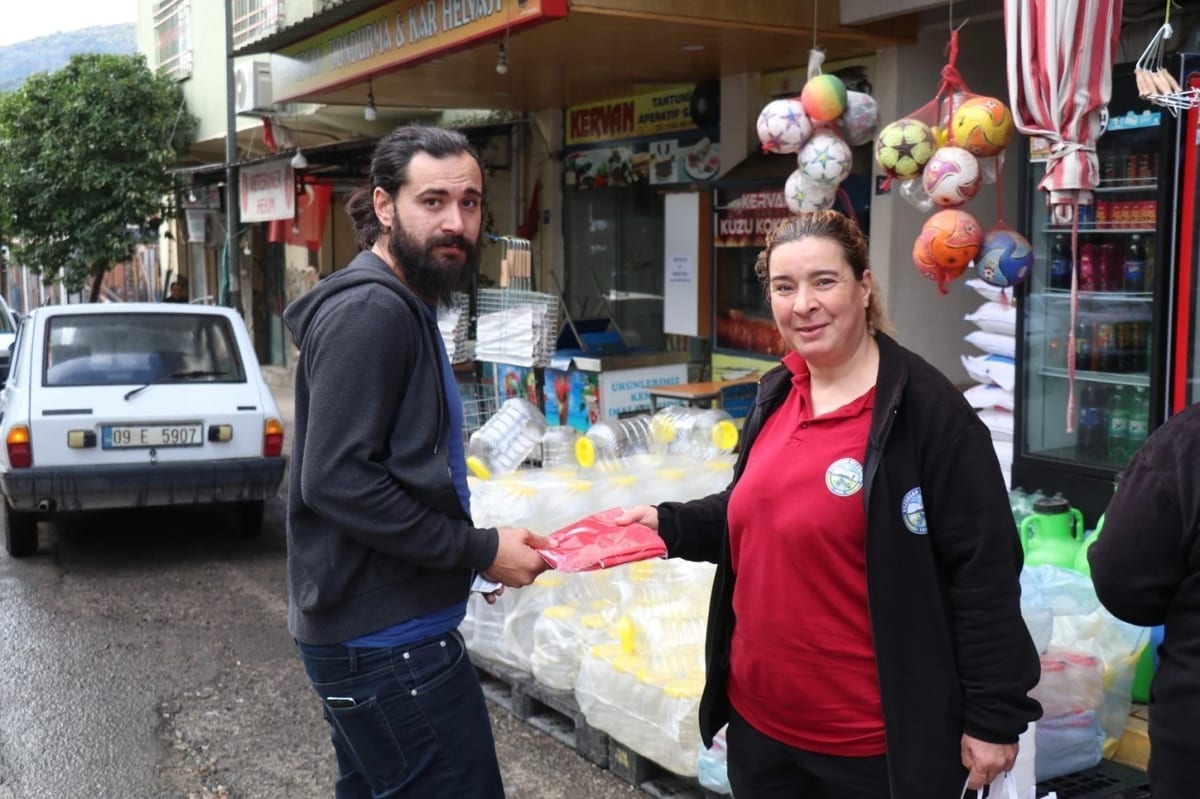 Bozdoğan Belediyesi, 29 Ekim öncesi esnaf ve vatandaşlara Türk bayrağı dağıttı