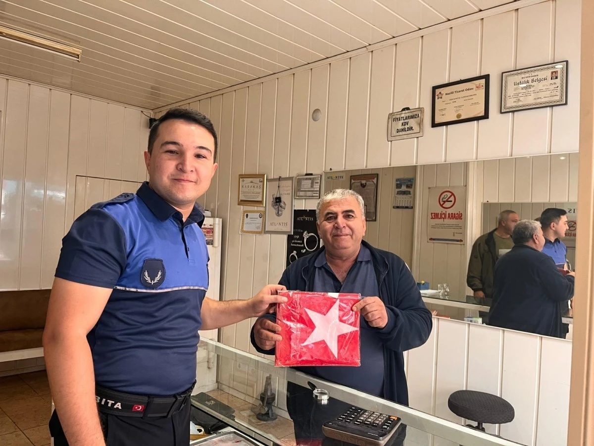 Bozdoğan Belediyesi, 29 Ekim öncesi esnaf ve vatandaşlara Türk bayrağı dağıttı