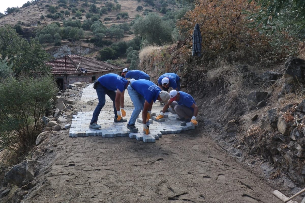Bozdoğan Belediyesi Kamışlar Mahallesi’nde yolları yeniliyor