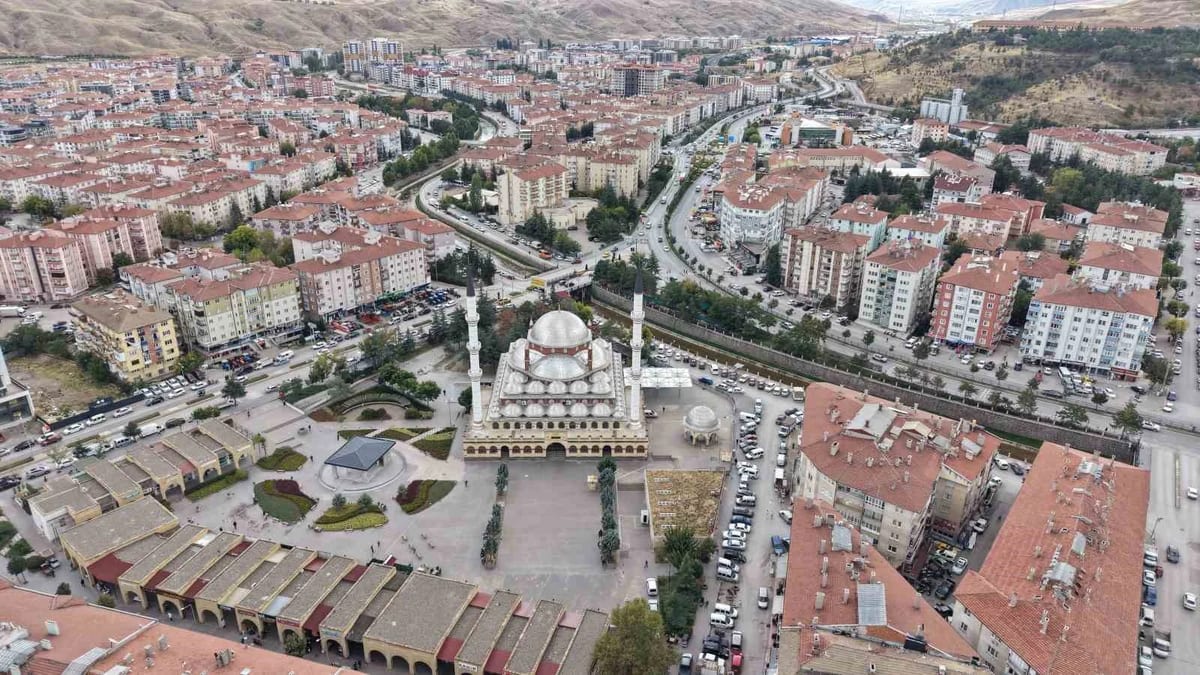 Bu camide cuma namazında engeller işaret diliyle aşılıyor