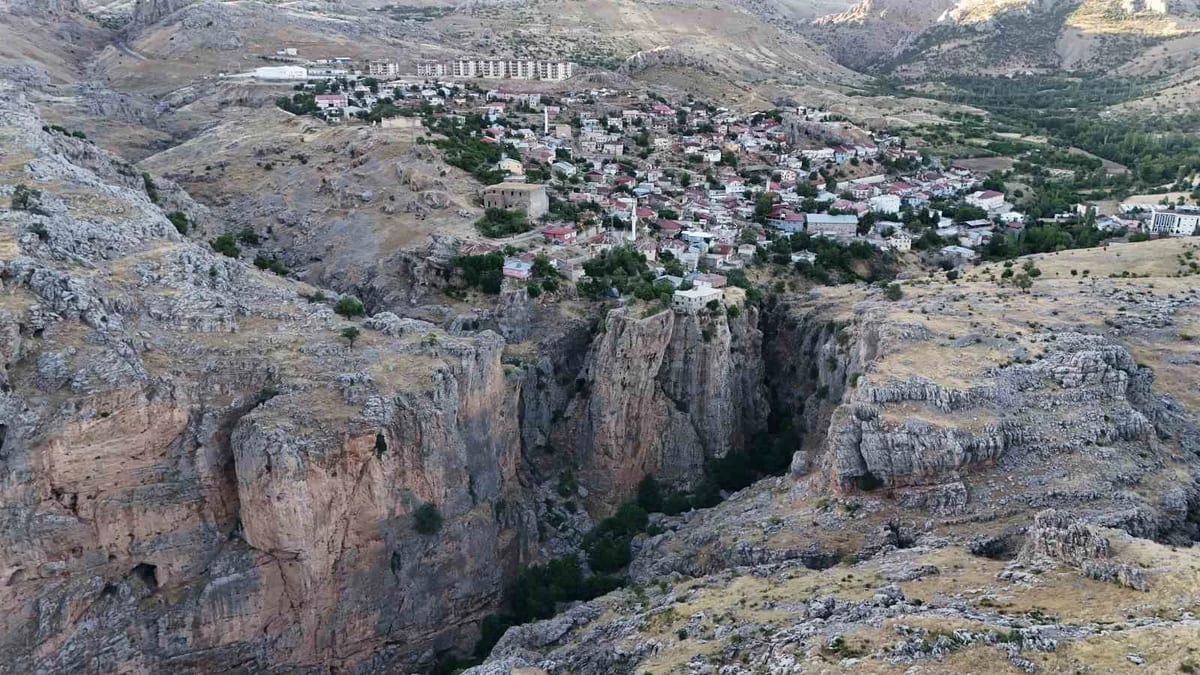 Bu evi gören bir daha bakıyor: Farklı kayalardaki ev ve bahçesine köprü ile ulaşım sağlanıyor