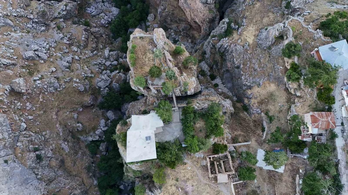 Bu evi gören bir daha bakıyor: Farklı kayalardaki ev ve bahçesine köprü ile ulaşım sağlanıyor