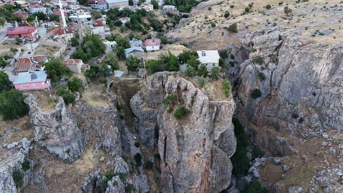 Bu evi gören bir daha bakıyor: Farklı kayalardaki ev ve bahçesine köprü ile ulaşım sağlanıyor